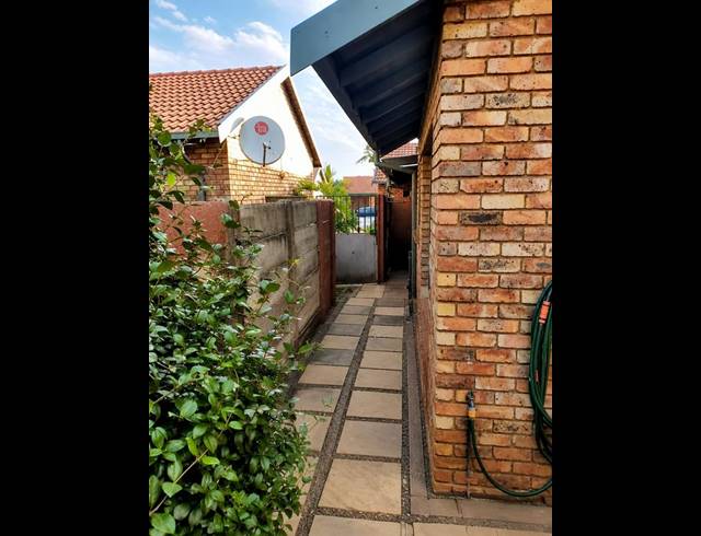 2 BEDROOM TOWNHOUSE FOR SALE IN ROOIHUISKRAAL NORTH